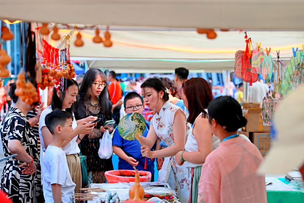 市民游客现场体验非遗。广安市文广旅局供图