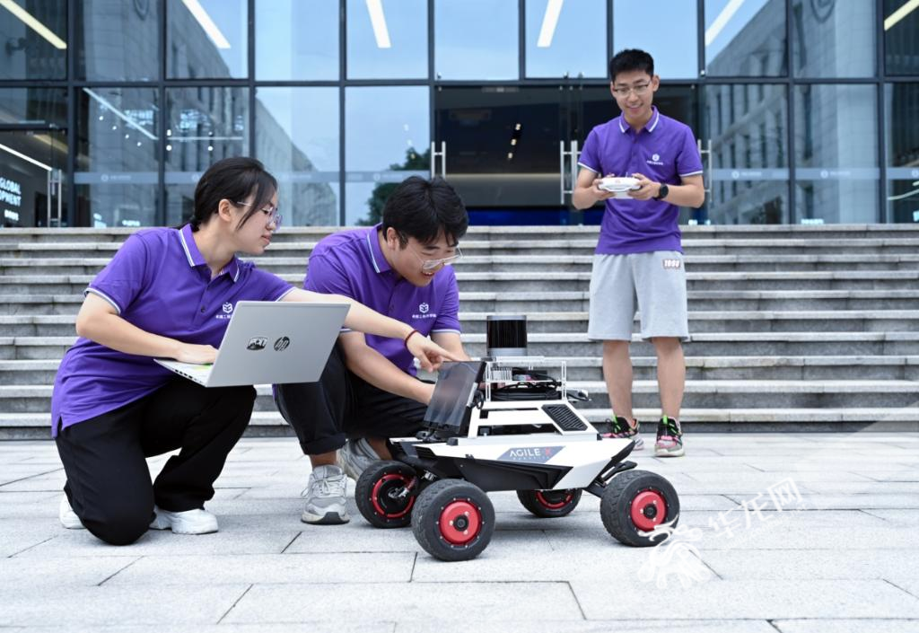 Students operated intelligent robots at the graduation exhibition.