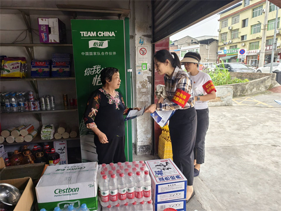 便民宣传进院落。圣泉街道供图 华龙网发