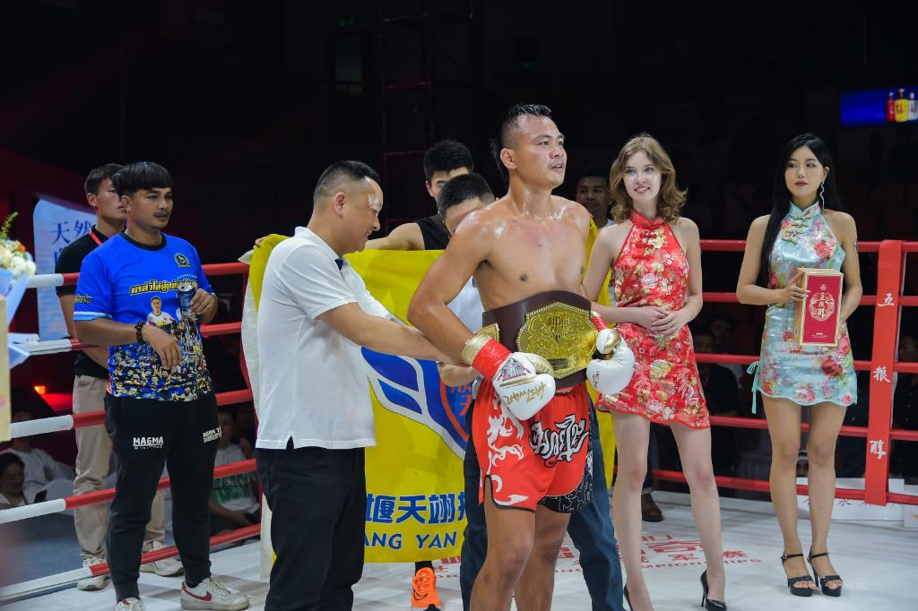 Yew Wichai won the gold belt. (Photo provided by the tournament organizer)