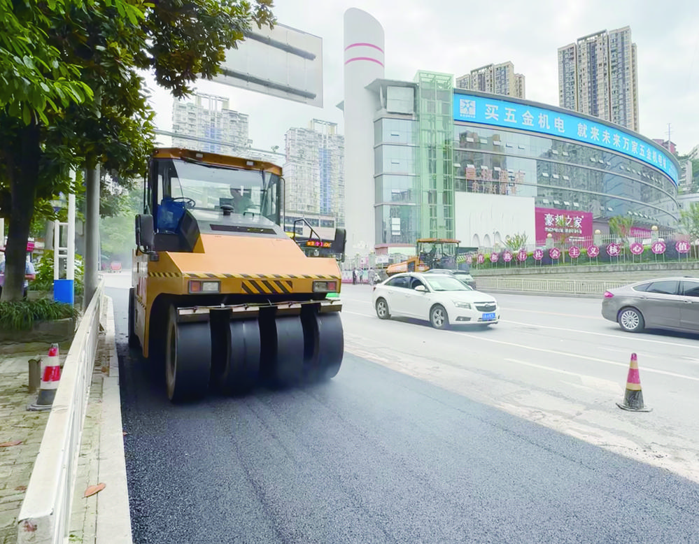 涪陵城东片区雨污分流改造工程沥青路面恢复现场。巴渝都市报记者 蒋欢 摄