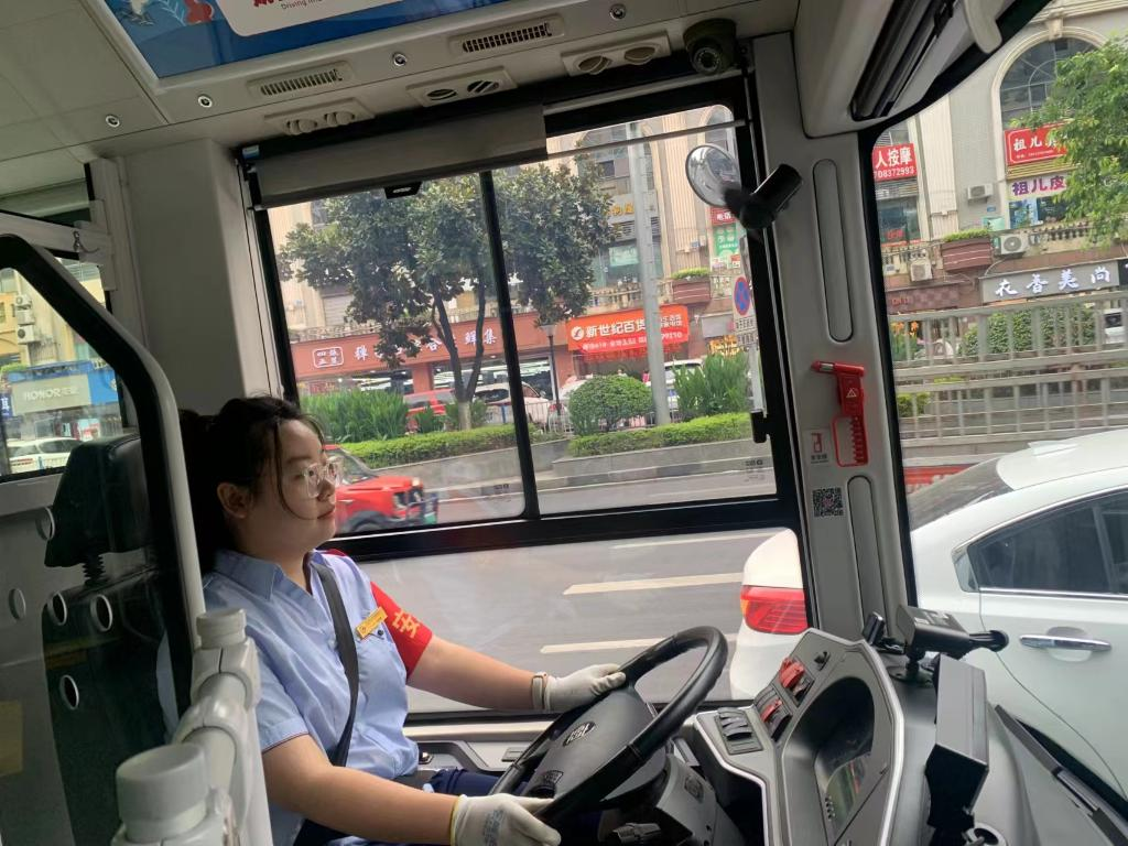 Tian Jingyi at work (Photo provided by Chongqing Southern Public Transport)