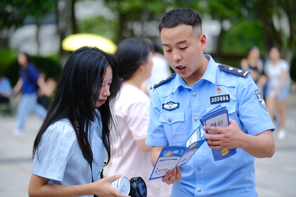 民警向学生分享反诈知识。主办方供图 华龙网发