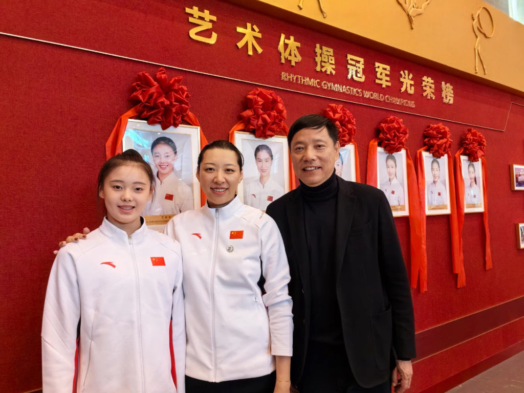 Ding Xinyi (first from left) (Photo provided by Media Center of Shapingba District)