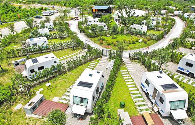 The newly opened caravan camping base in Dongyin Mountain, Shaping Town, Dianjiang County presented a beautiful scenery on June 14. (Photographed by Gong Changhao / Visual Chongqing)