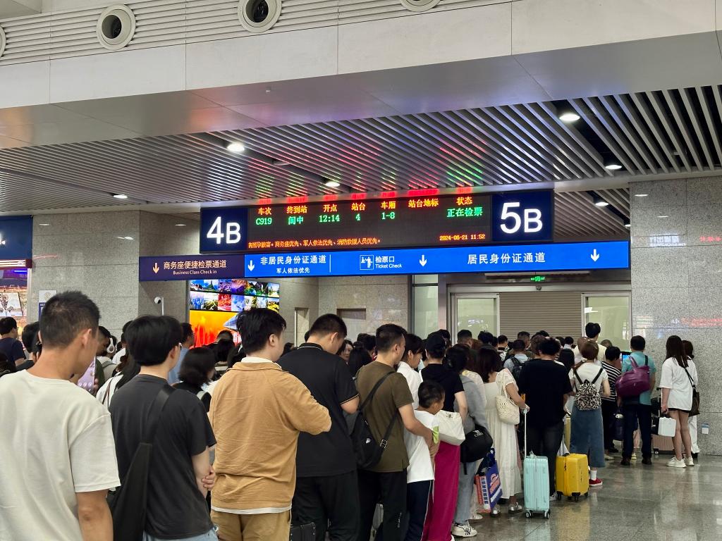 6月21日，重庆北站。通讯员 李彦熹 摄