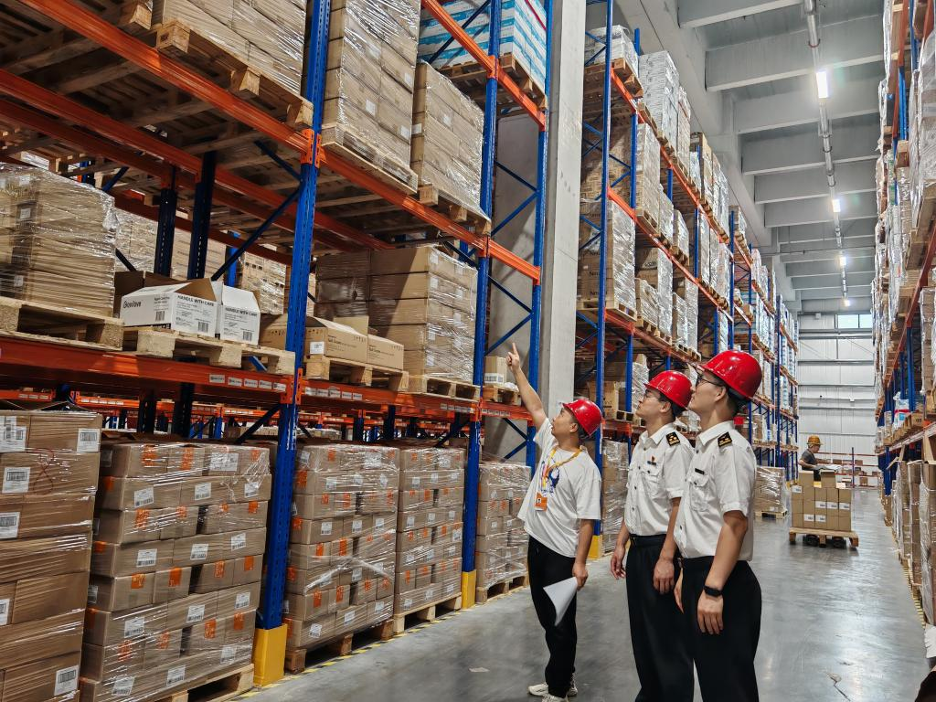 Customs officers of Lianglu Cuntan Customs conduct on-site inspections of bonded retail imported goods in the warehouse. (Photo provided by Chongqing Customs)