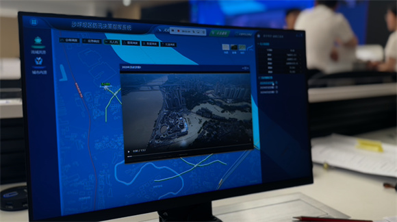 工作人员演示沙坪坝区防汛决策指挥系统。沙坪坝区委宣传部供图 华龙网发.jpg