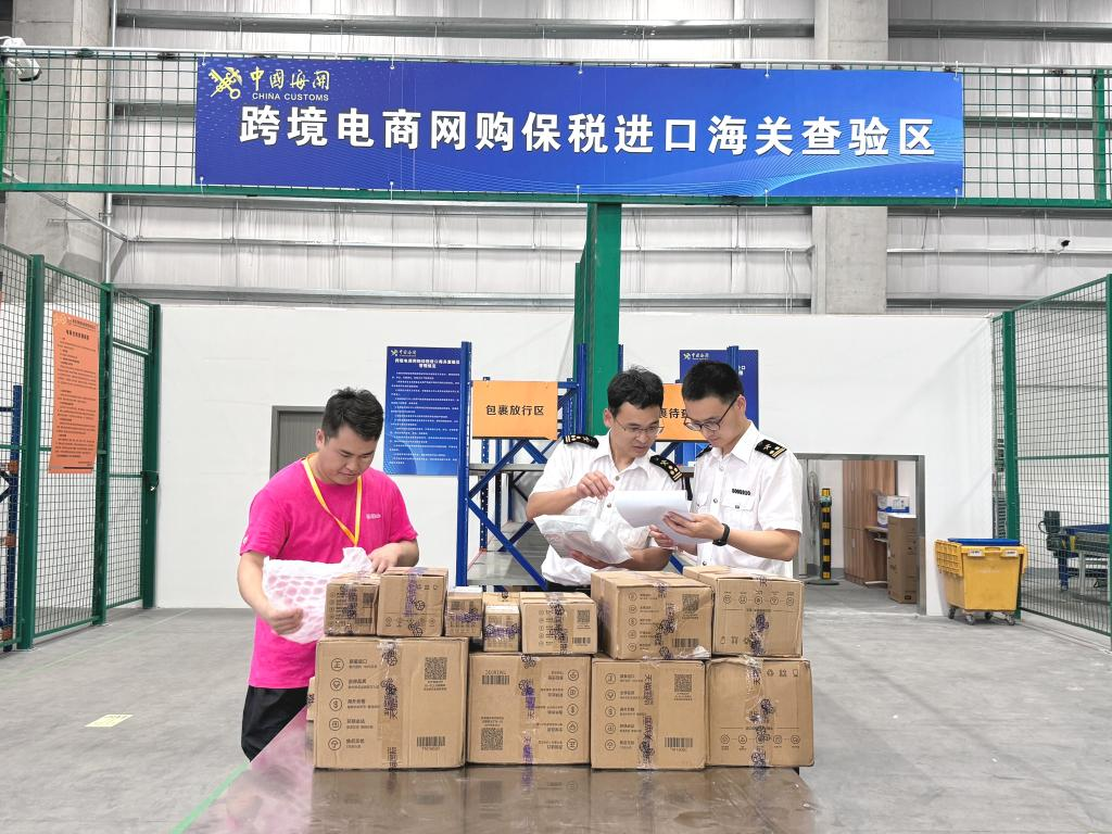 Customs officers of Lianglu Cuntan Customs conduct on-site inspections of bonded retail imported goods in the warehouse. (Photo provided by Chongqing Customs)