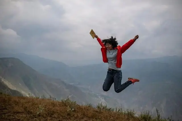 In 2020, Fan Tianlan celebrating with the admission letter at the place where she searched for signals for online classes. (File photo)