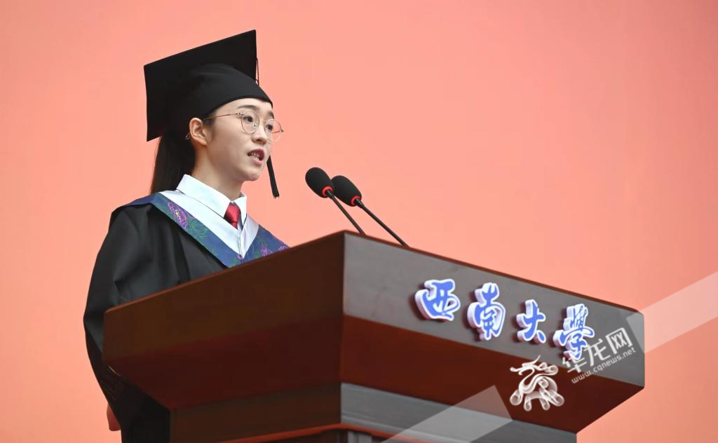 Fan Tianlan delivering a speech as a valedictorian 2024 at Southwest University.