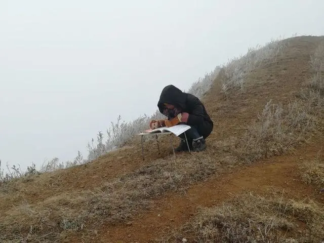 In 2020, Fan Tianlan attending online classes on the hillside near her home. (File photo)