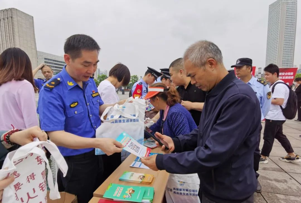 聂建勇向群众发放安全宣传资料。两江新区应急管理局供图 华龙网发