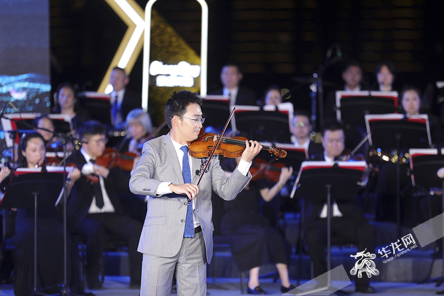 Gao Can playing classic pieces such as “Victory Boogie Woogie” and “The Butterfly Lovers” in the concert