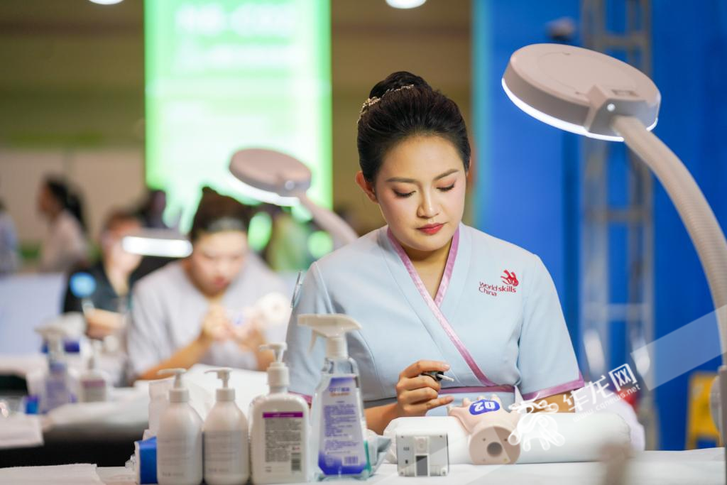 Qin Hui, a competitor from Chongqing City Management College, was competing in the Beauty Competition Event.