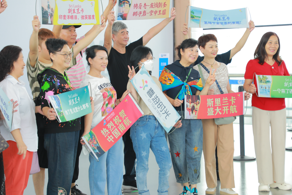 Passengers of Flight CZ553 were posing for a group photo at Chongqing Jiangbei International Airport. (Photo provided by Chongqing Airlines)