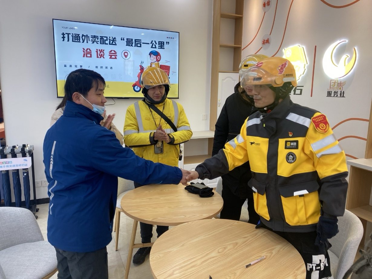 物业工作人员和骑手代表在黄石大桥社区洽谈会上友好协商。通讯员 林海 摄