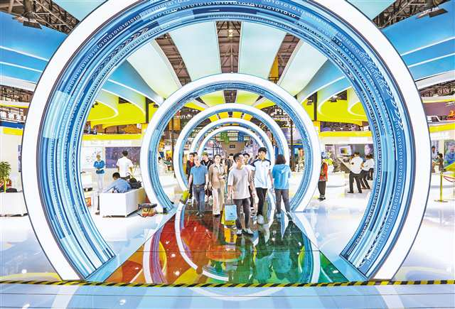 Many visitors came to watch the skills competition and participate in the exhibition and sales activities of intangible cultural heritage and local specialties at the Chongqing International Expo Center on June 24. (Photographed by Yin Shiyu / Visual Chongqing)