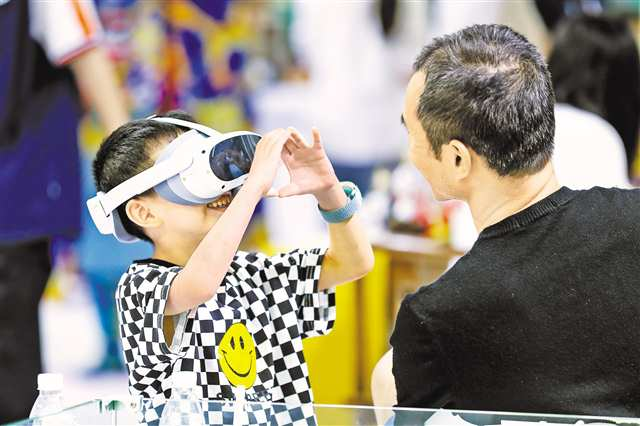 A child described to his father the scene he had seen in the VR equipment at the Chongqing International Expo Center on June 25. (Photographed by Yin Shiyu / Visual Chongqing)