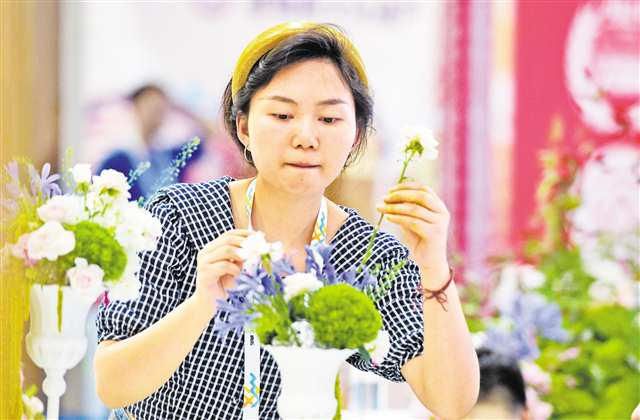 The exhibitor arranged flowers in the Ingenuity · Living Area at the Chongqing International Expo Center on June 22. (Photographed by Zhang Jinhui / Visual Chongqing)