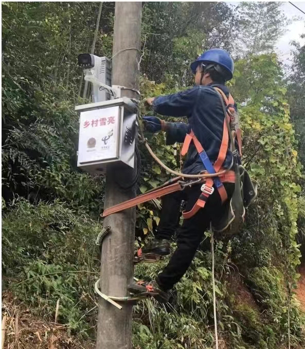 安装共区域摄像头。白沙镇供图