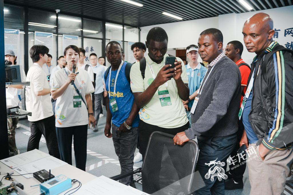 On June 26, competitors and leaders from Seychelles, Tanzania and other countries visiting the teaching site of Chongqing Polytechnic University of Electronic Technology together with Chinese guests