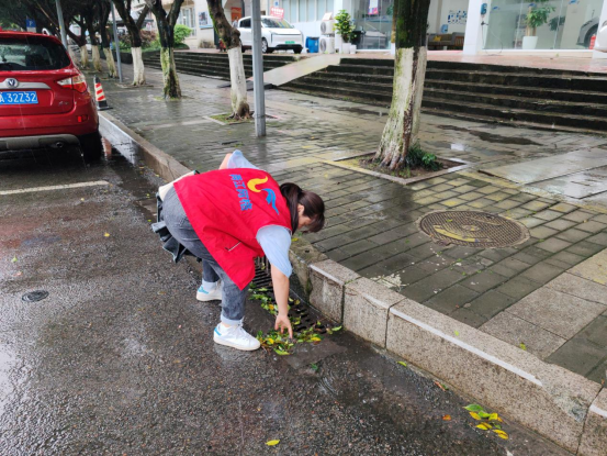 工作人员清掏排水沟。两江新区应急管理局供图 华龙网发