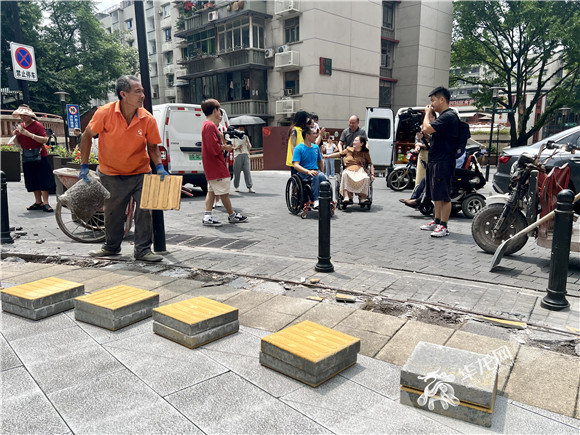 民主村社区正在改造中的盲道。华龙网记者 曹建 摄