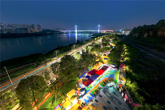 大滨路夜市风景宜人