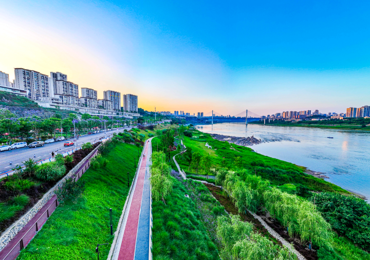 获评“重庆最美山城绿道”的大滨路绿道。