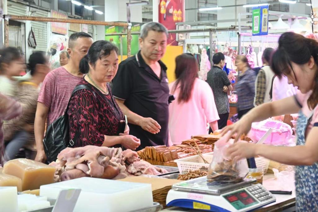 The farmer’s market was full of customers. (Photographed by Feng Lian)