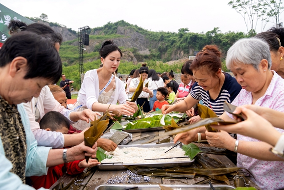 在北碚区静观山驿，游客和村民在包粽子迎端午。特约通讯员 秦廷富 摄