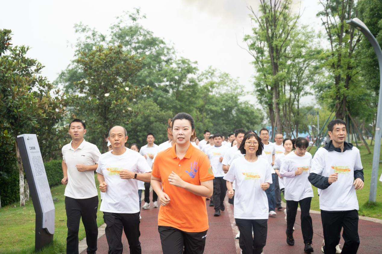 图说：重庆市禁毒宣传形象大使李雪芮带领现场市民开启欢乐跑