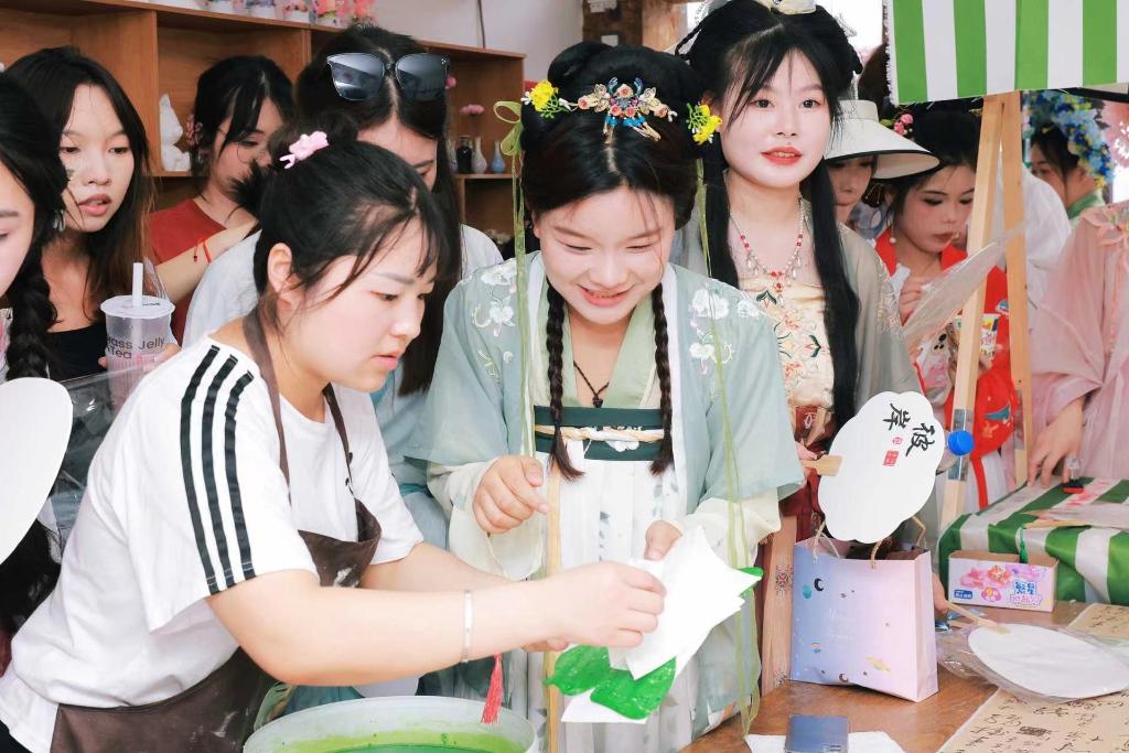 1   重庆“后浪青年团”在恩阳古镇体验漆扇制作。华龙网 姬一鸣 摄