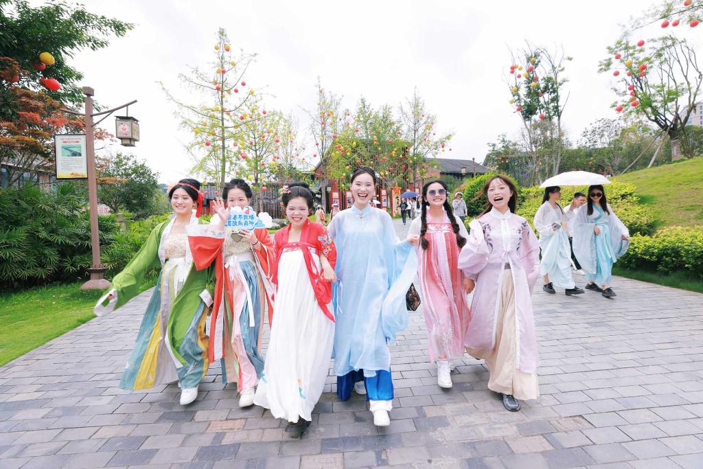 3  大学生汉服爱好者们来到恩阳古镇打卡。华龙网 姬一鸣 摄