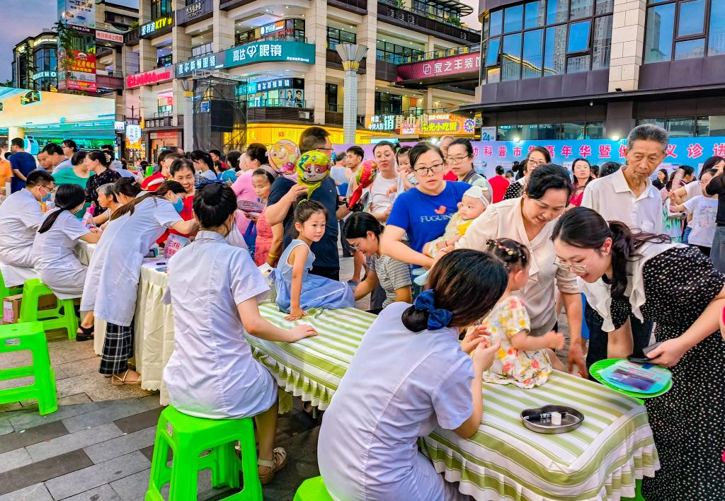 02 专家义诊进夜市活动现场。主办方供图