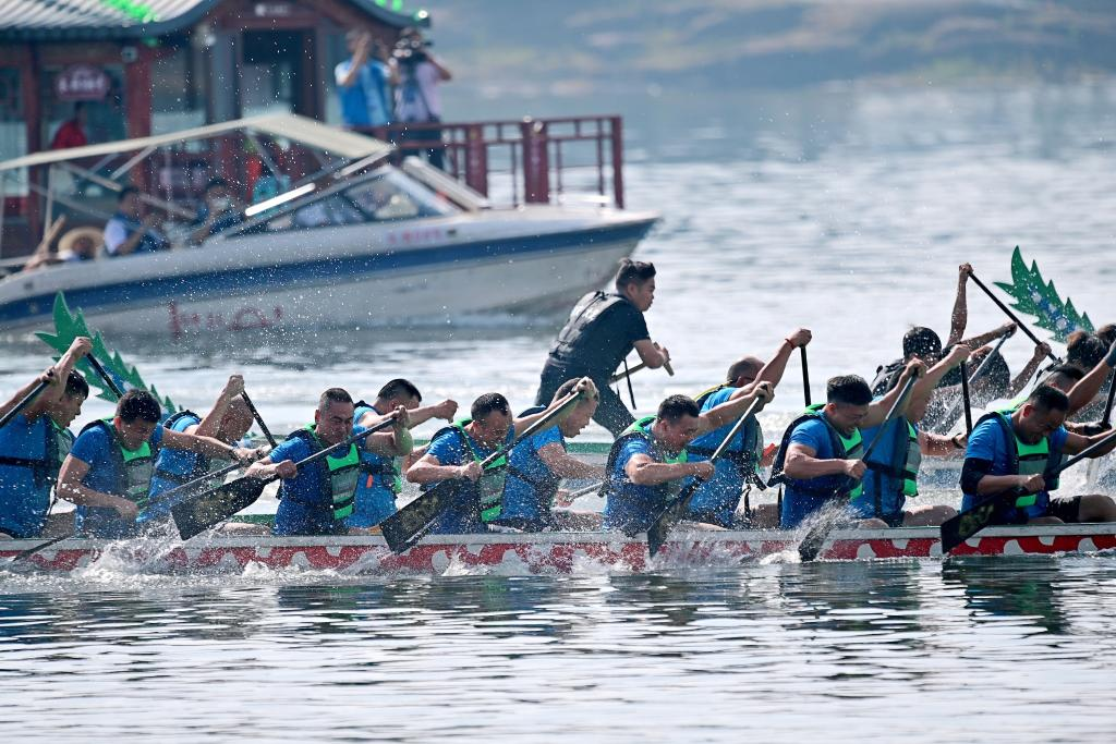 Contestants raced across the lake. (Photographed by Xiong Guiwei)