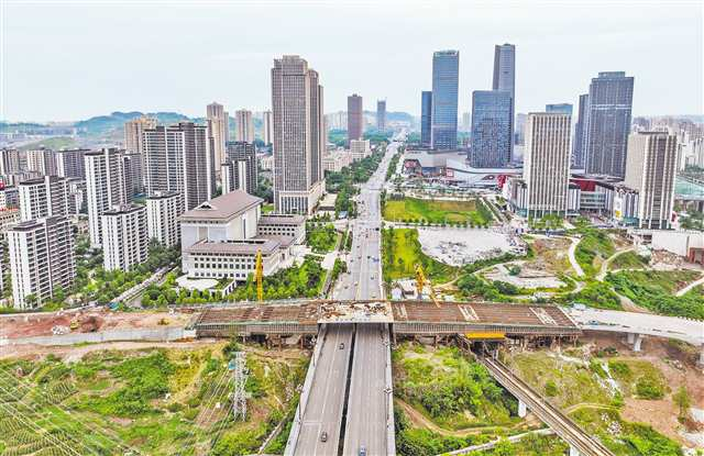 The picture shows the construction site of Shuangqiao Road in Chongqing Airport New City on May 28.