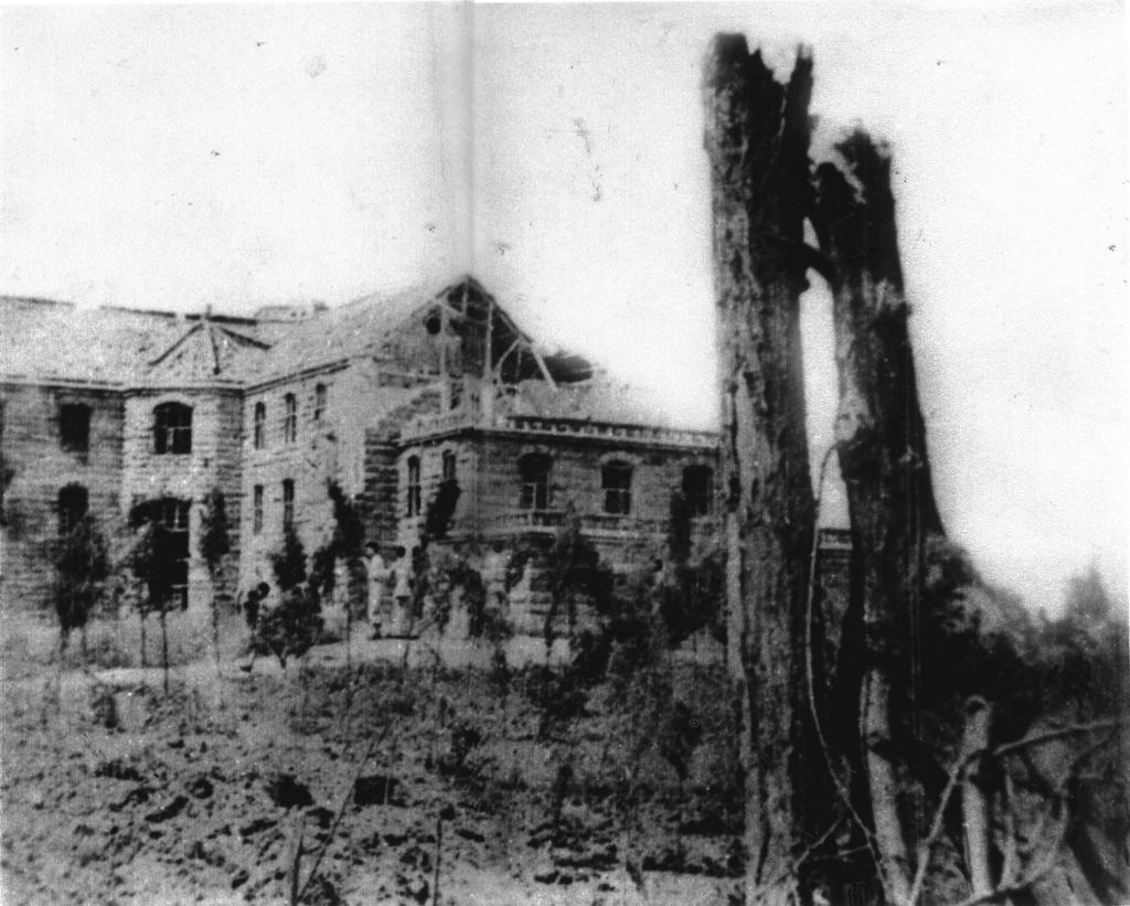 1940年被日机轰炸后的重庆大学工学院一角。受访单位供图