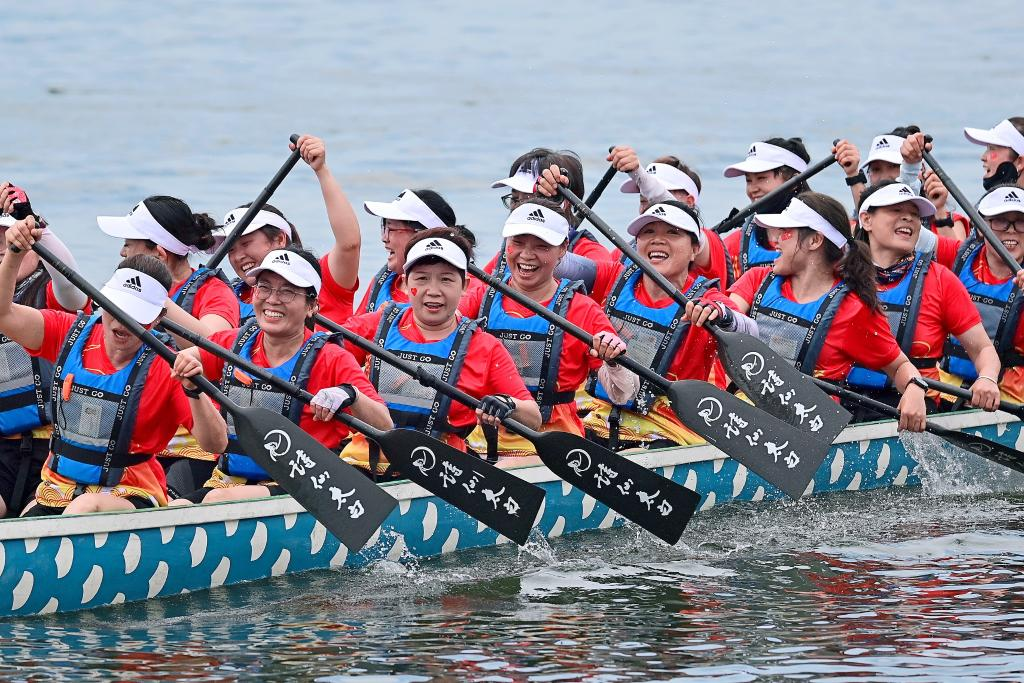 The women's dragon boat team in the competition (Photographed by Xiong Guiwei)