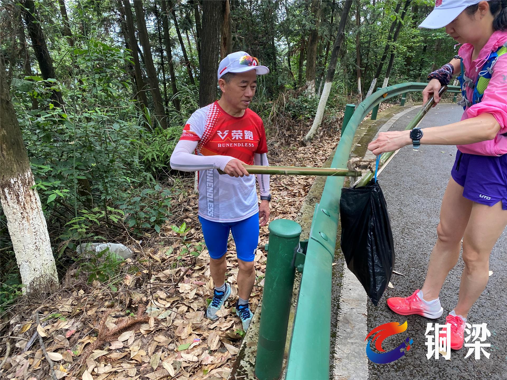 跑友们沿着预定路线，一路慢跑、一路拾捡垃圾。