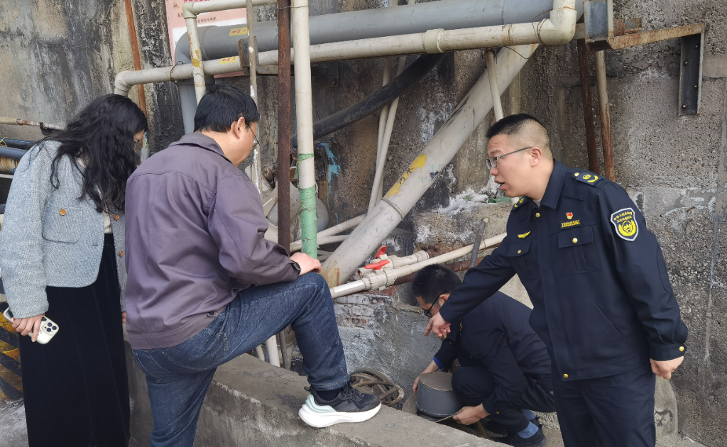 生态环境执法现场。重庆市生态环境局供图