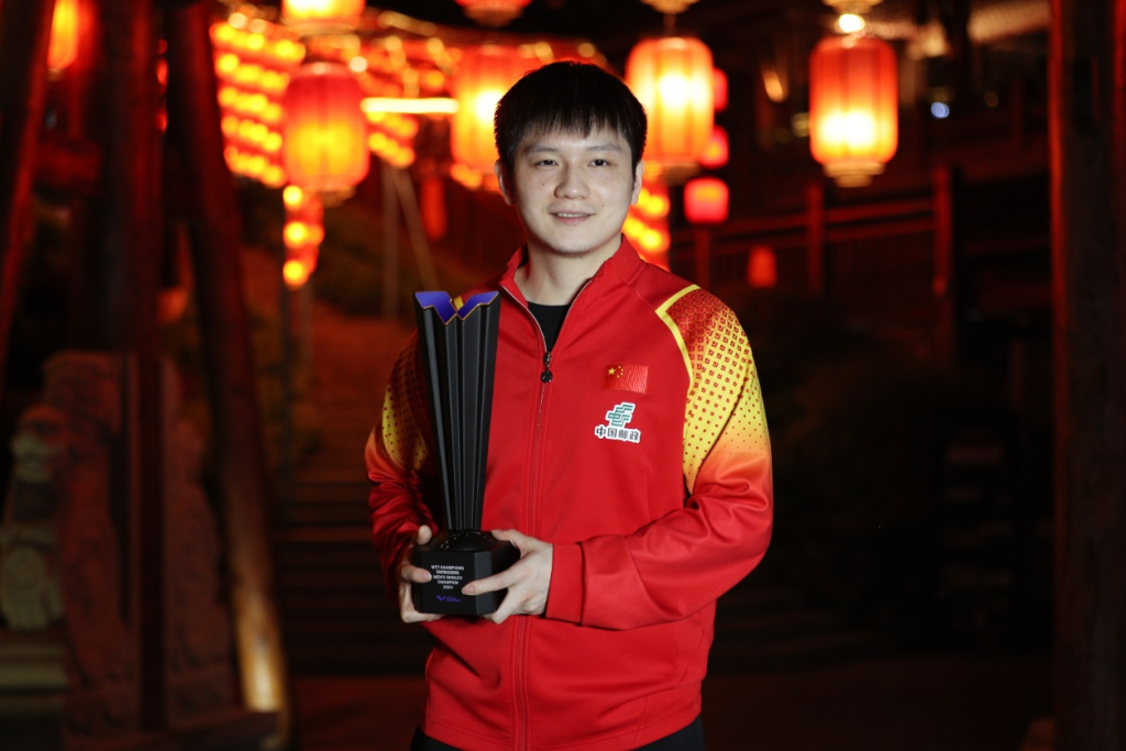 Fan Zhengdong held his trophy in his hands. (Photo provided by the interviewee)