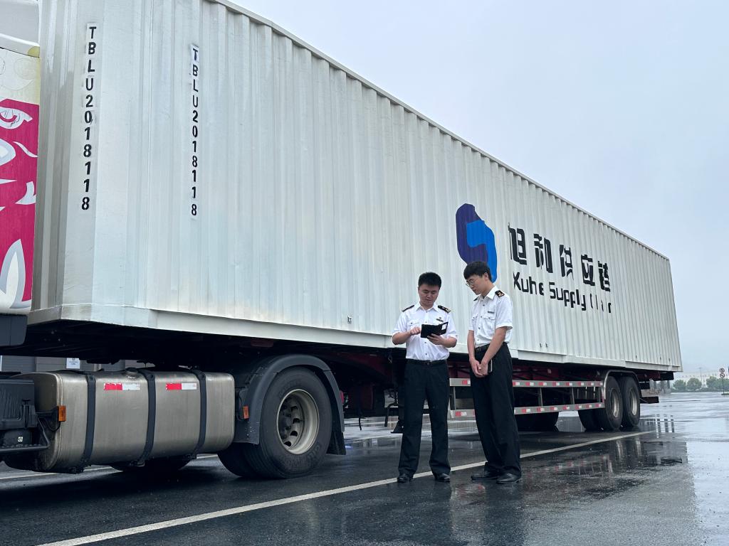 两江海关关员监管西部陆海新通道跨境班车发车。 重庆海关供图