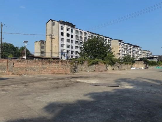 废品回收站露天堆放物品清理后。重庆市生态环境局供图