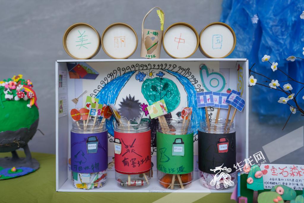 小朋友制作的废旧物品手工艺品。 华龙网 杨琦 摄