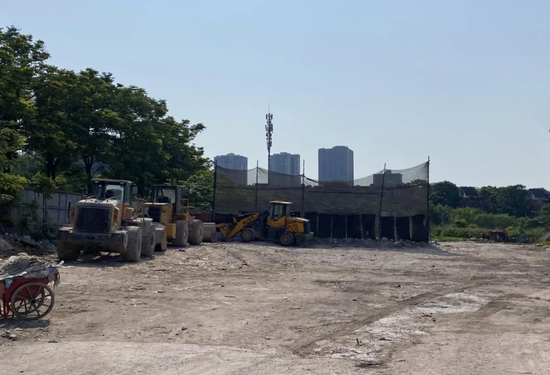 两江新区礼嘉街道富安社区龙塘湖公园旁，垃圾清运后。重庆市生态环境局供图