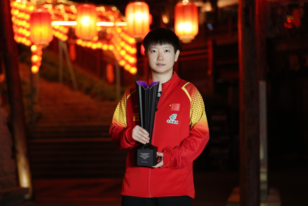 Sun Yingsha held her trophy in her hands. (Photo provided by the interviewed institute)