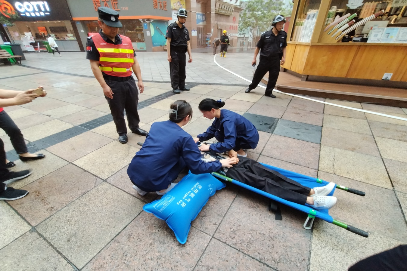 警戒与伤者救援。两路街道供图 华龙网发