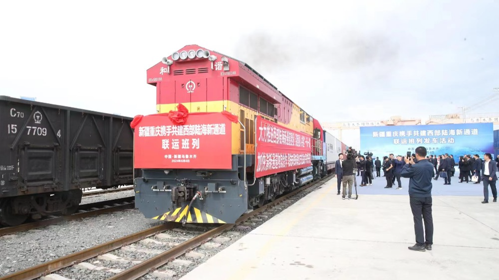 The Chongqing-Xinjiang New Western Land-sea Intermodal Train, a symbol of the joint efforts of Chongqing and Xinjiang to develop the New Western Land-sea Corridor, departed on the morning of June 4. (Photographed by Su Si / Visual Chongqing)